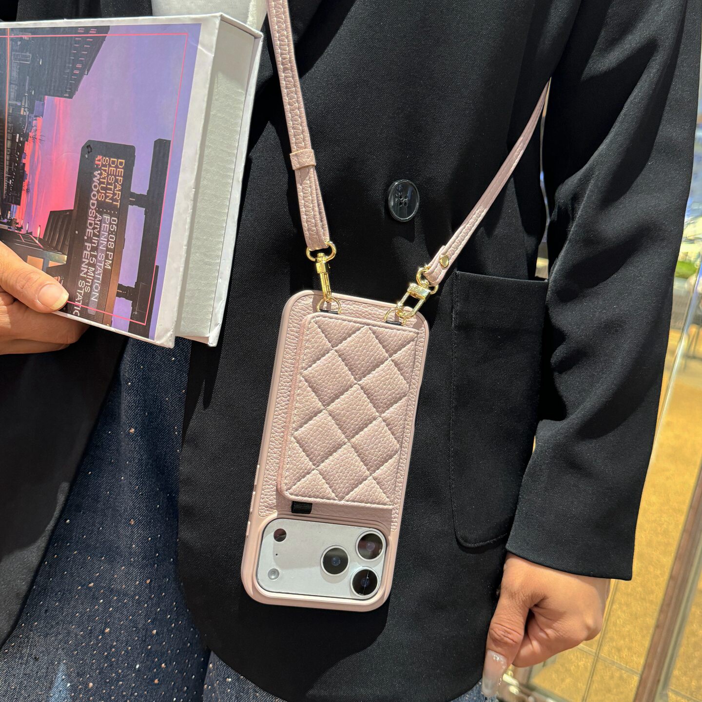 小香风菱格纹适用苹果17promax手机壳iPhone17斜挎背带挂绳16promax背包式女15pm可插卡14带补妆镜子13保护套