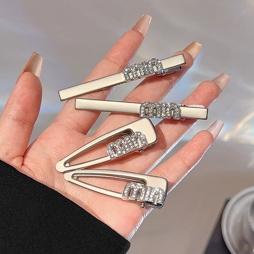 银色水钻字母发夹y2k甜酷鸭嘴夹