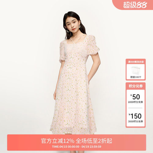 法式方领设计展露锁骨