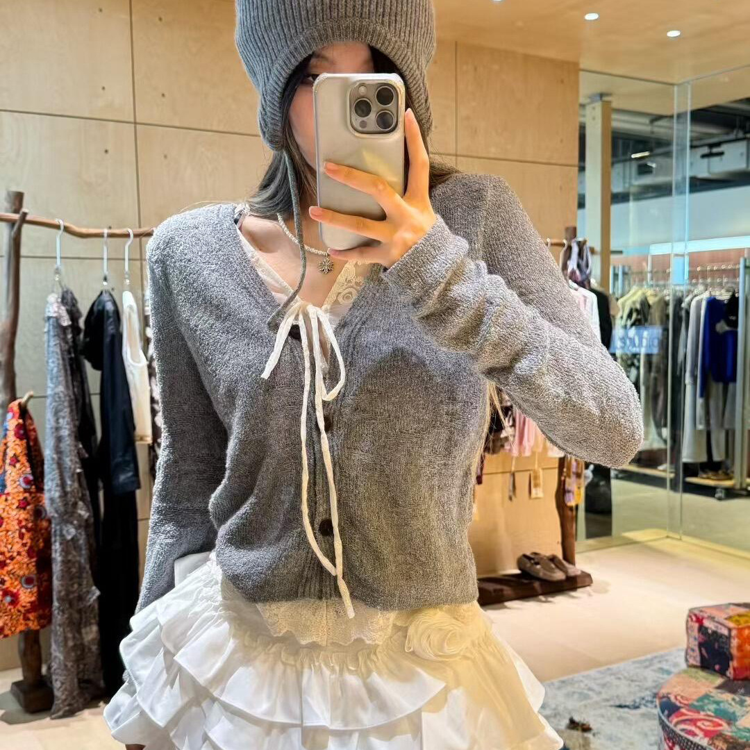 AV假两件蕾丝拼接开衫立体肌理层次灰色V领修身针织衫