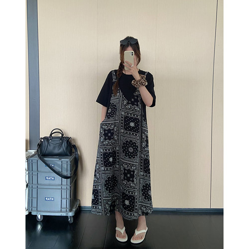 黑色复古慵懒风撞色印花拼接连衣裙女2026夏季新款宽松短袖长裙子