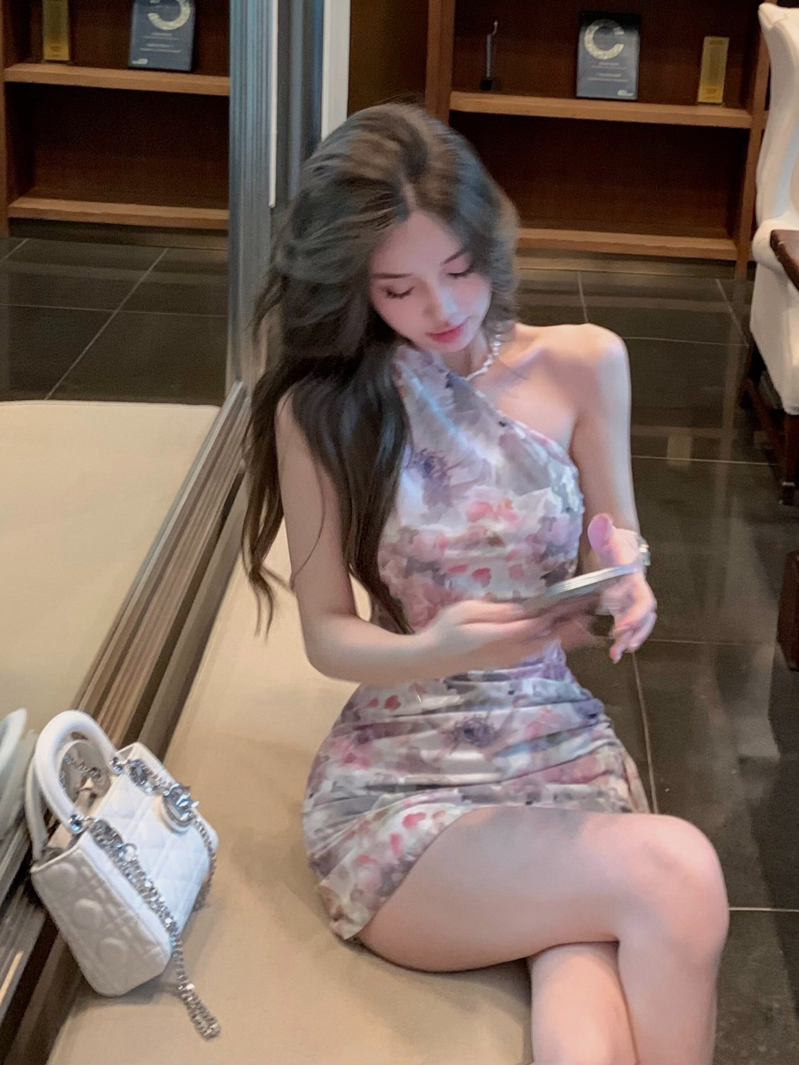辣妹性感紧身包臀短裙设计感小众不规则露肩碎花连衣裙女夏季碎花
