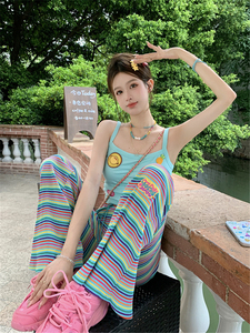 多巴胺穿搭短款甜辣吊带背心彩虹喇叭长裤女夏季2023新款时尚套装