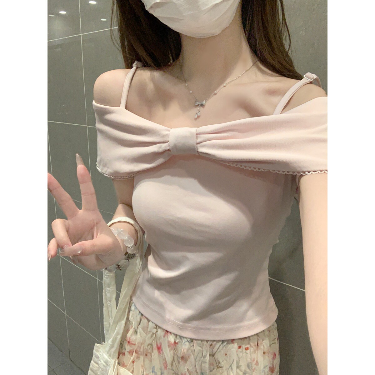 灰色吊带一字肩T恤女夏季