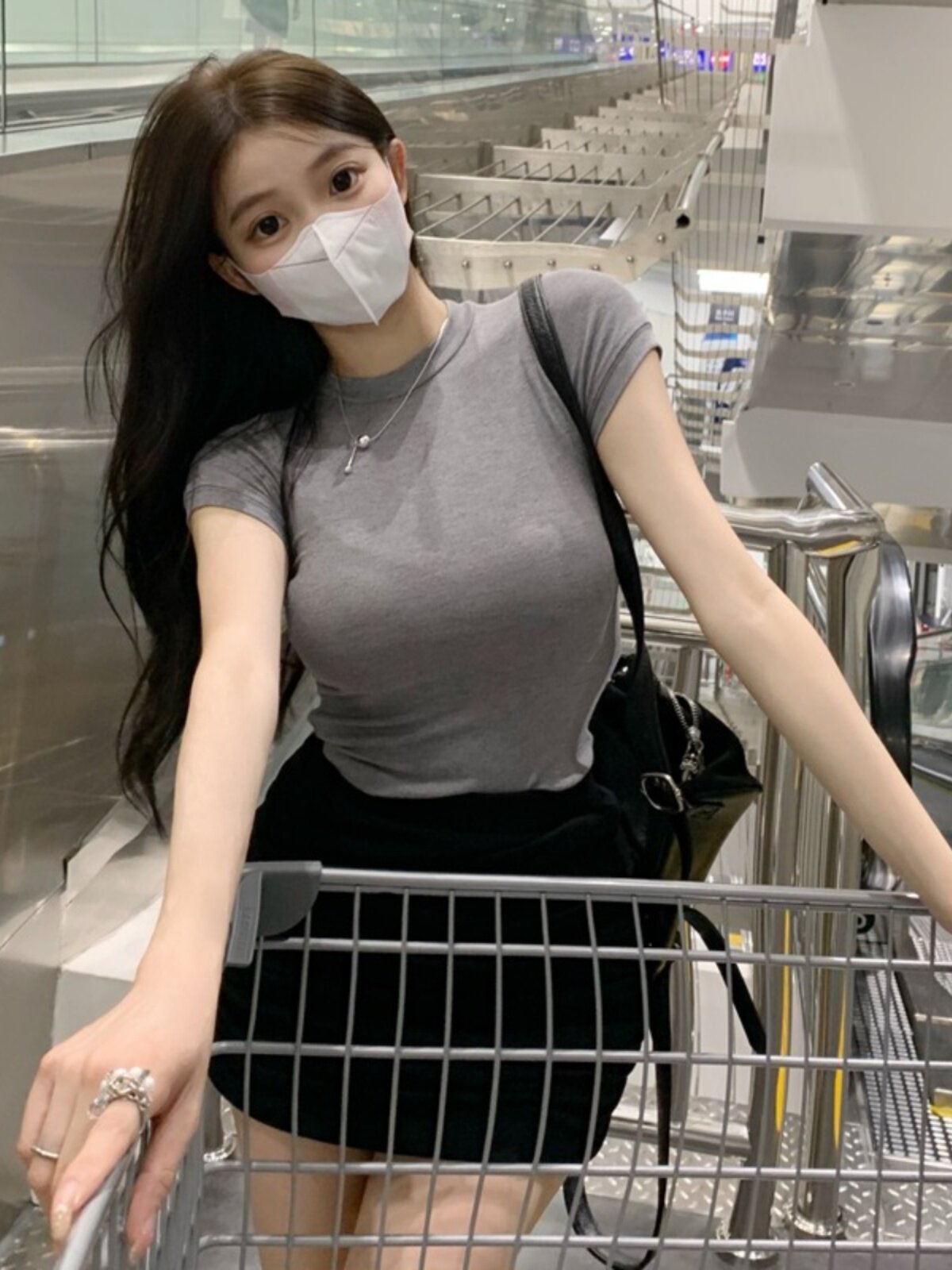 여성을위한 순수한 정욕 스타일 패션 정장 여름 2024 새로운 슬림 반팔 티셔츠 + 핫 소녀 힙 스커트 투피스 세트
