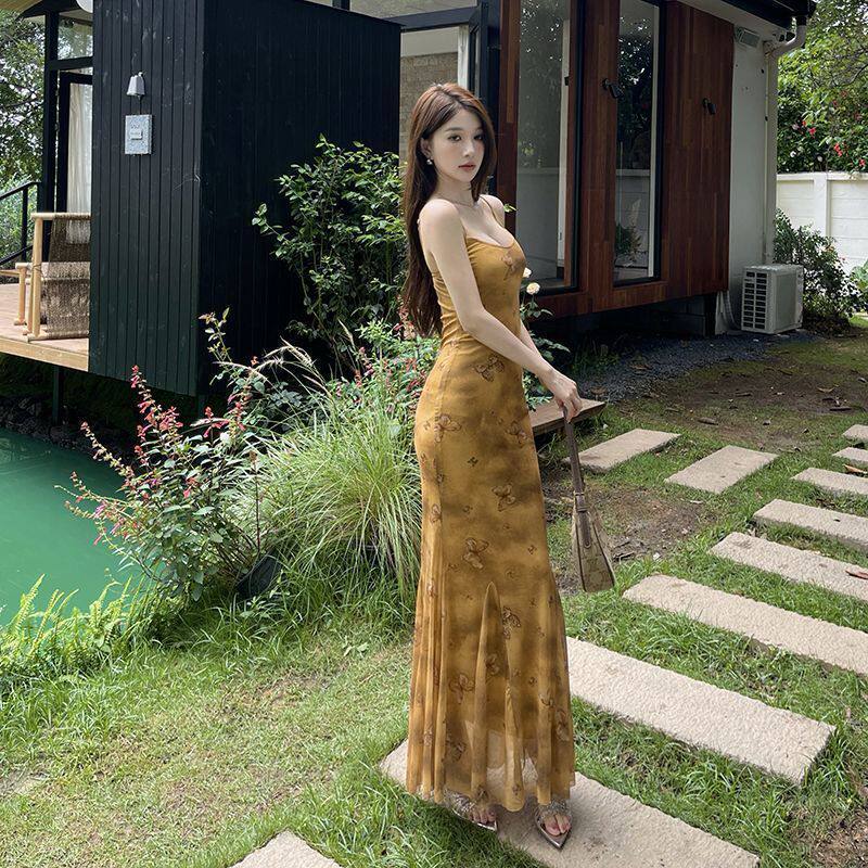 复古法式蝴蝶印花吊带连衣裙女夏季2026新款修身显瘦气质包臀长裙