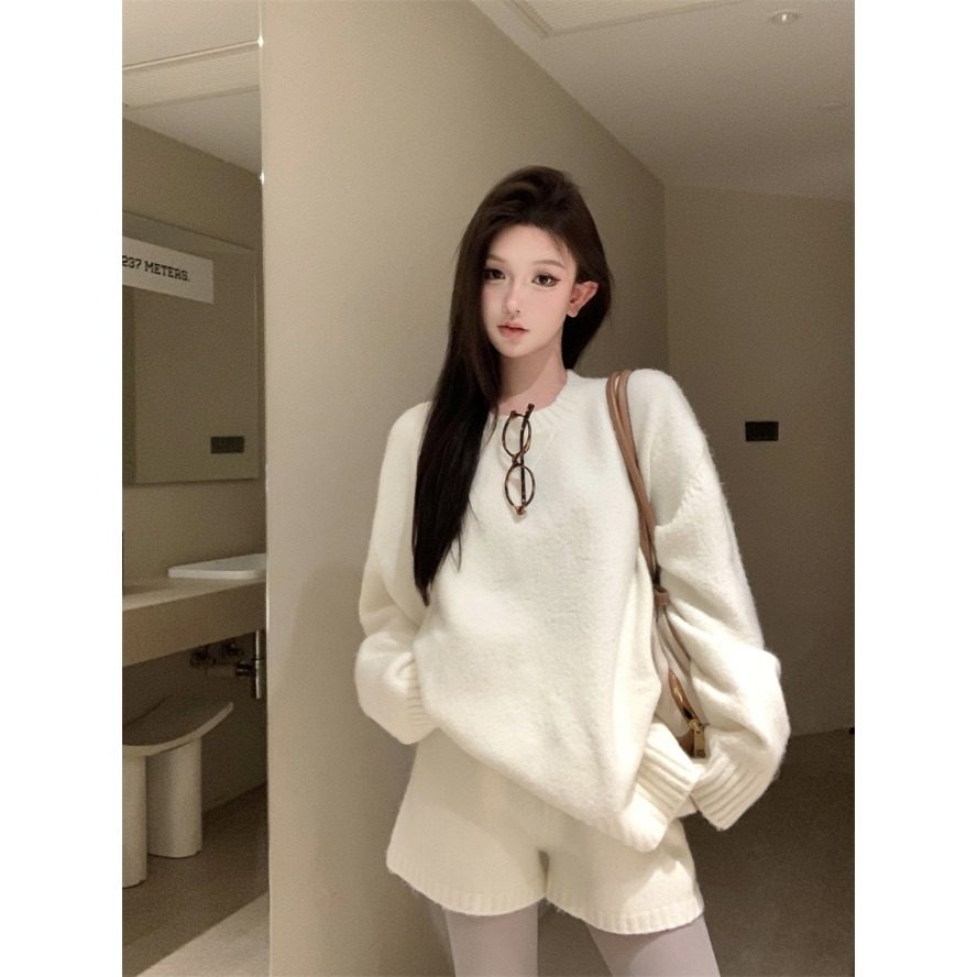 慵懒风穿搭圆领毛衣针织衫女冬季新款法式宽松毛衣搭配短裤两件套