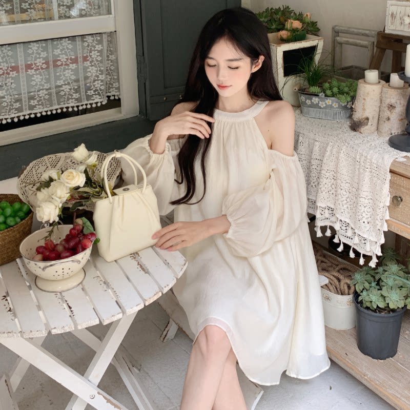 白色法式露肩挂脖连衣裙女2026夏季灯笼袖宽松设计感长袖短裙裙子