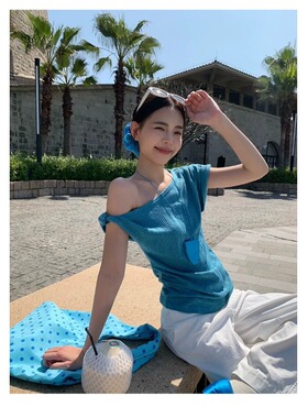 多巴胺湖蓝色斜肩短袖t恤女夏季2026韩系宽松显瘦设计感露肩上衣