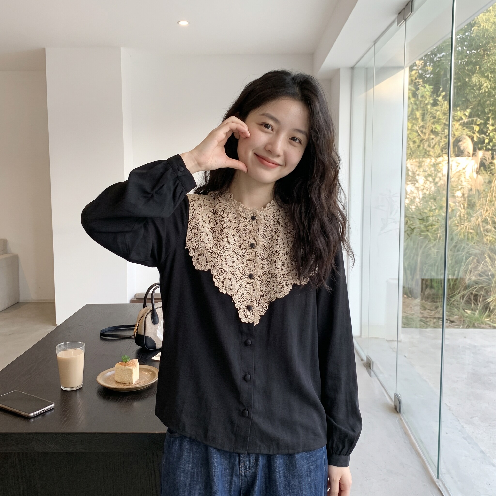 黑色蕾丝拼接圆领宽松衬衫女