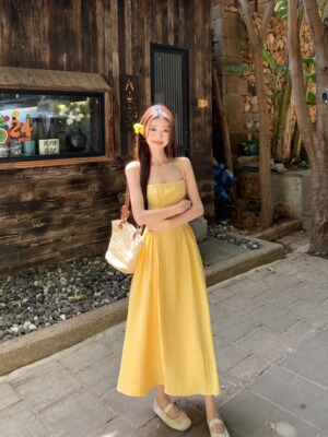 温柔风黄色吊带连衣裙女夏季法式气质收腰显瘦A字裙海边度假长裙