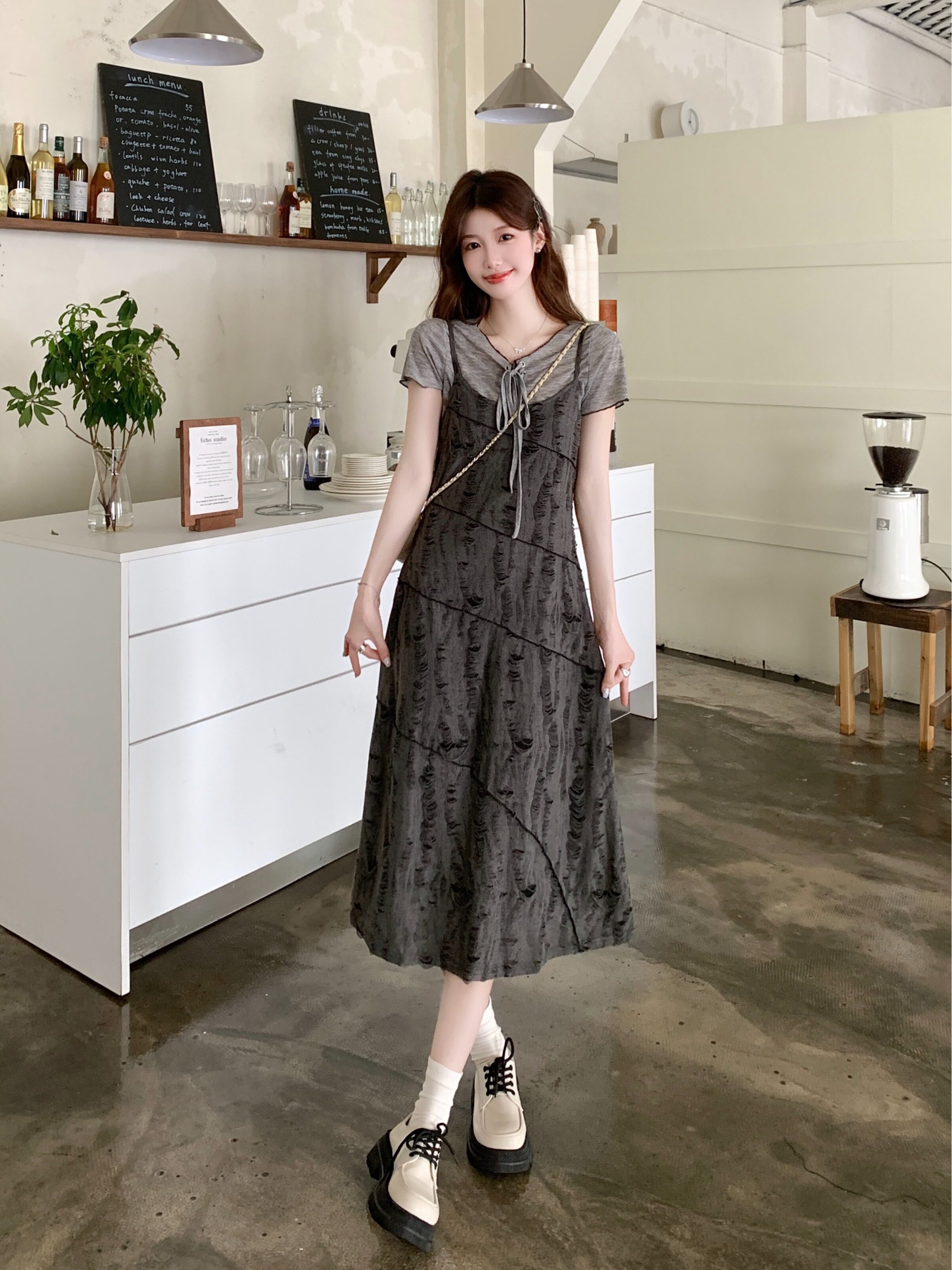 破洞v领吊带连衣裙女夏季复古收腰显瘦设计感小个子A字长裙女chic