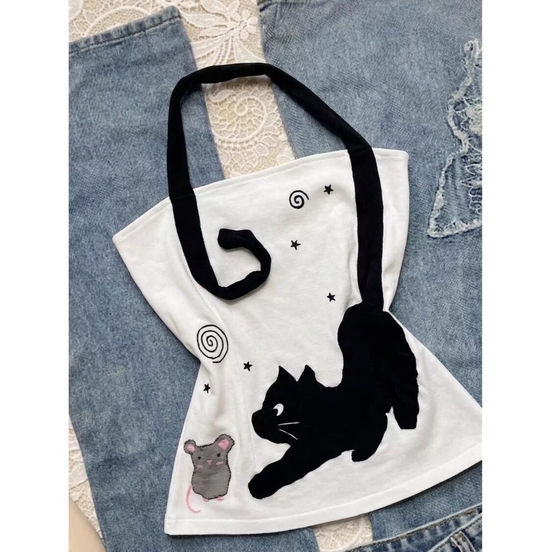 白色卡通猫咪挂脖修身背心甜美
