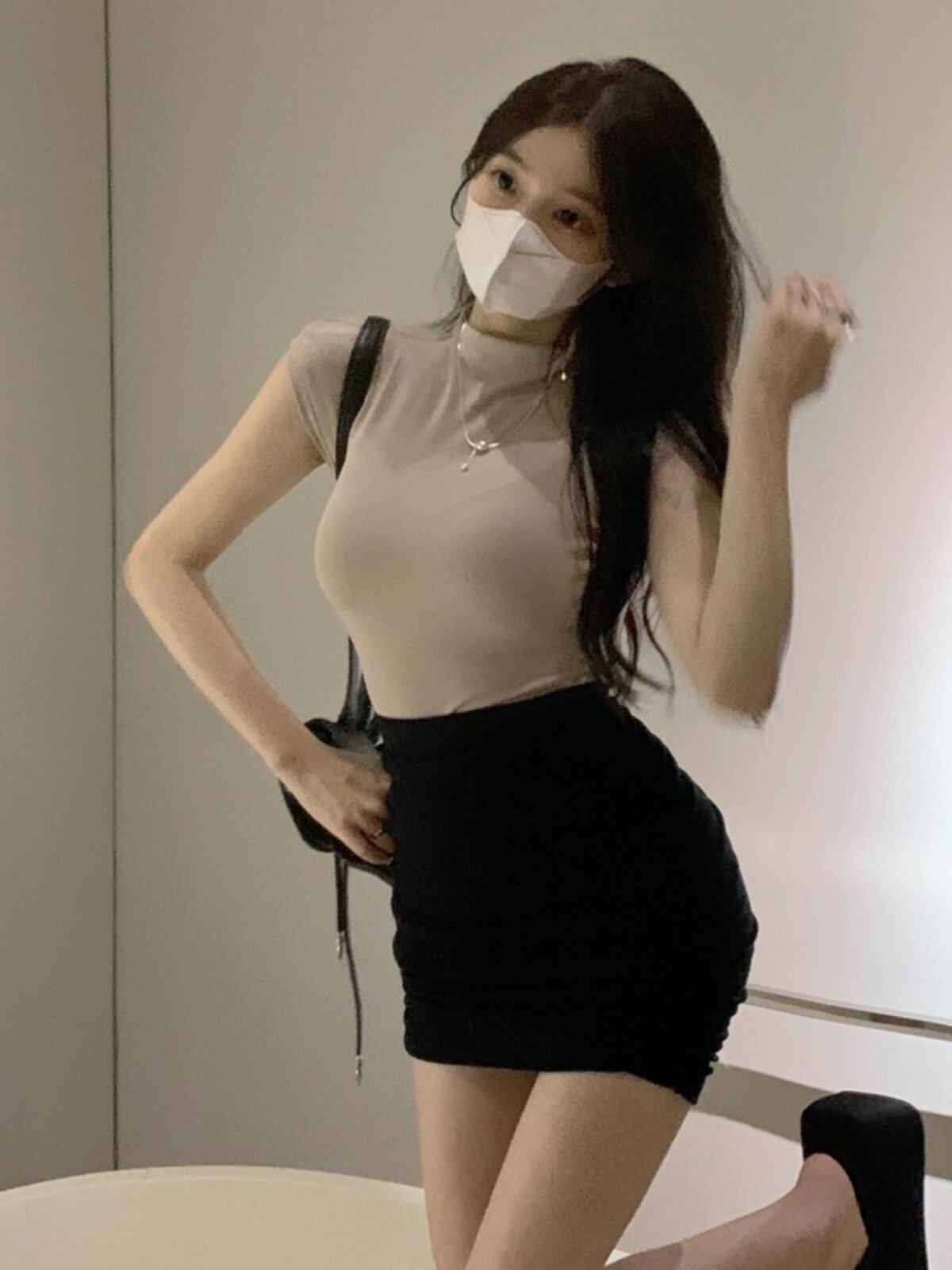 여성을위한 순수한 정욕 스타일 패션 정장 여름 2024 새로운 슬림 반팔 티셔츠 + 핫 소녀 힙 스커트 투피스 세트