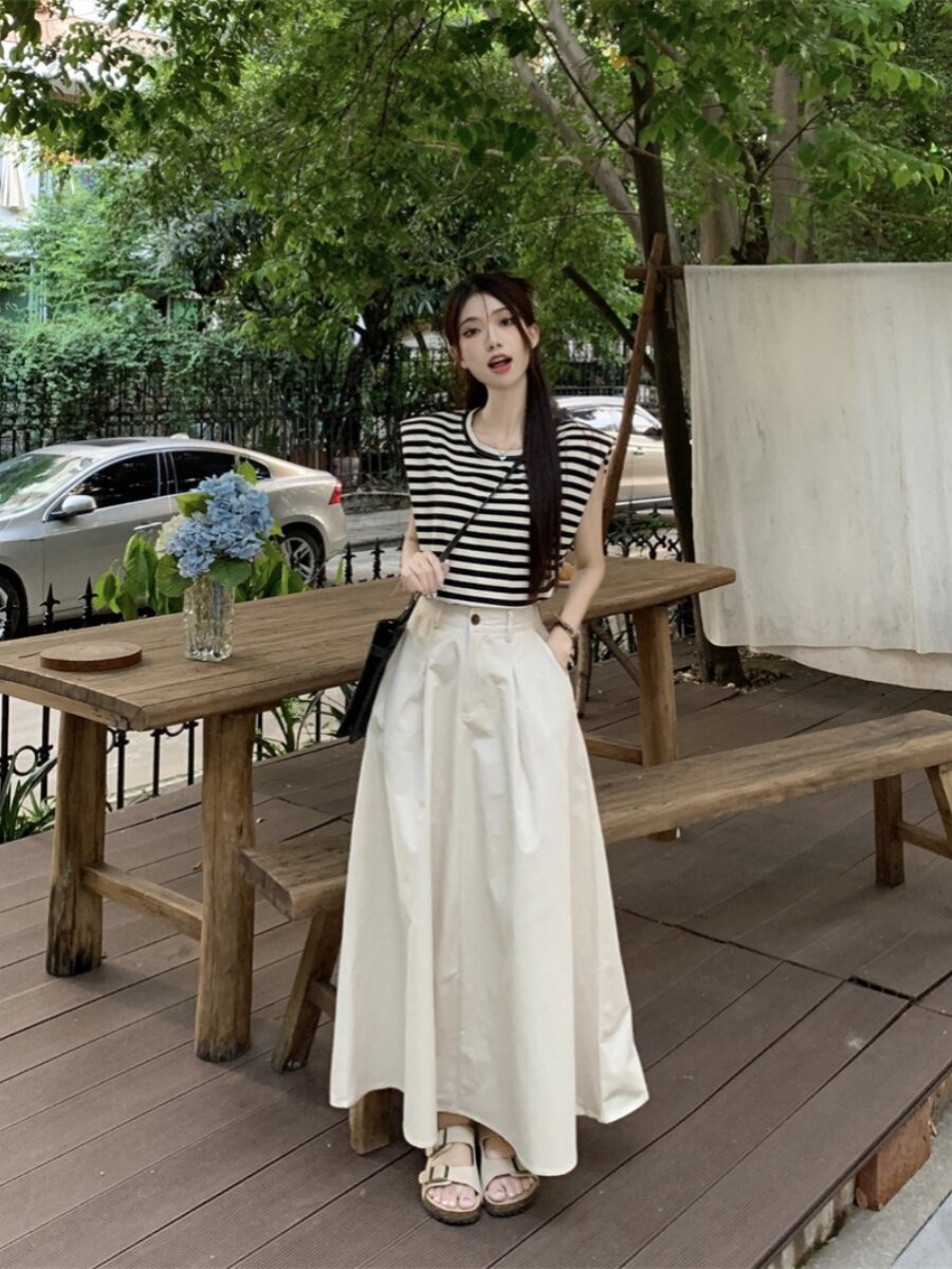 여성을위한 여름 신작 라운드 넥 한국 스타일 스트라이프 캐주얼 민소매 티셔츠 + 슬림 하이 웨이스트 하프 길이 스커트 패션 정장 트렌드