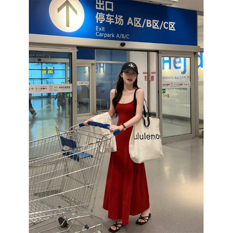 辣妹气质修身韩版酒红色吊带连衣裙2026夏季显瘦新款收腰长裙裙子