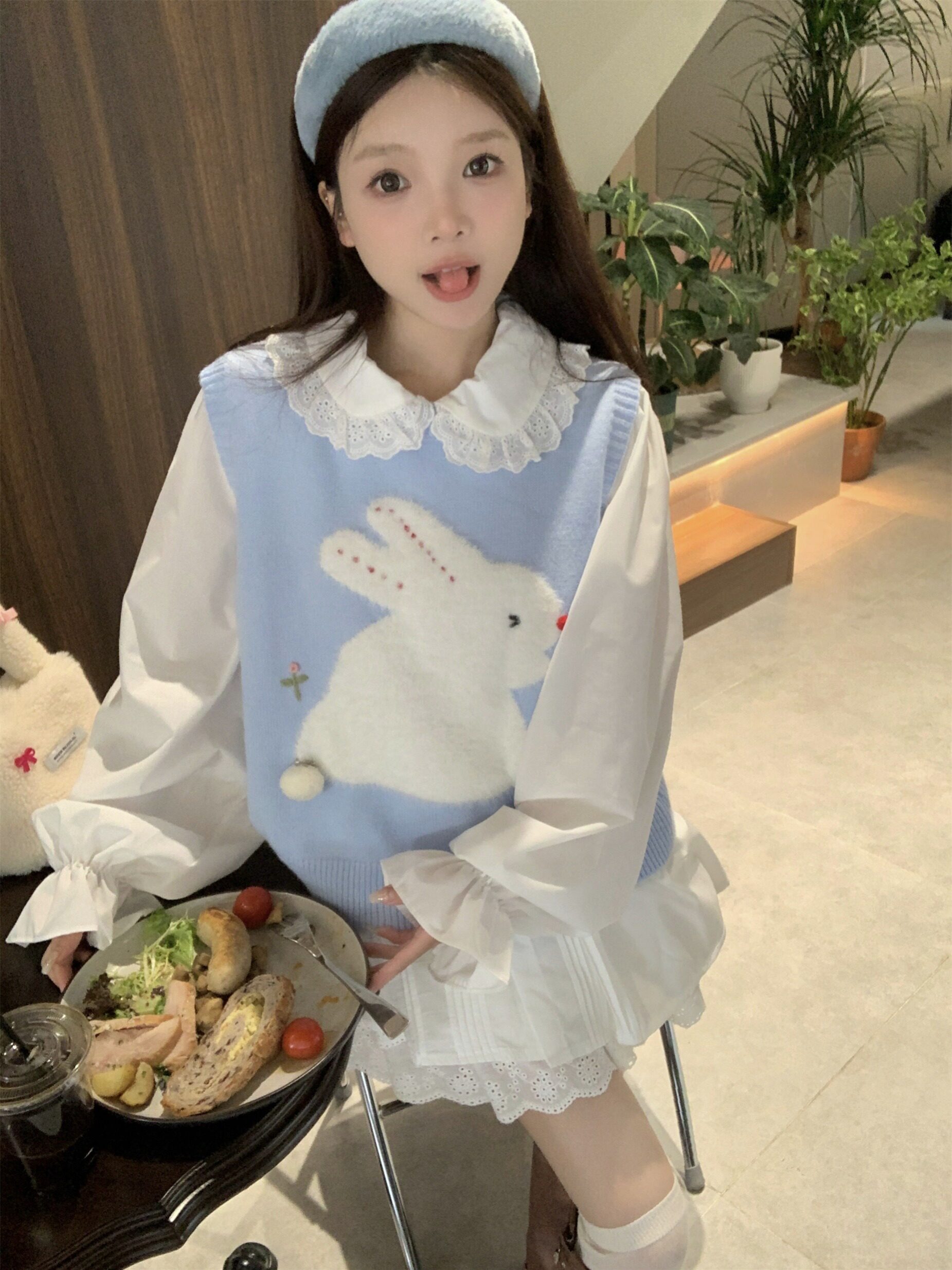 甜美兔兔~可爱减龄兔子提花叠穿马甲背心立体毛绒球装饰外穿上衣