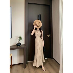 法式高级感气质v领挂脖连衣裙女夏季新款收腰显瘦系带无袖长裙子