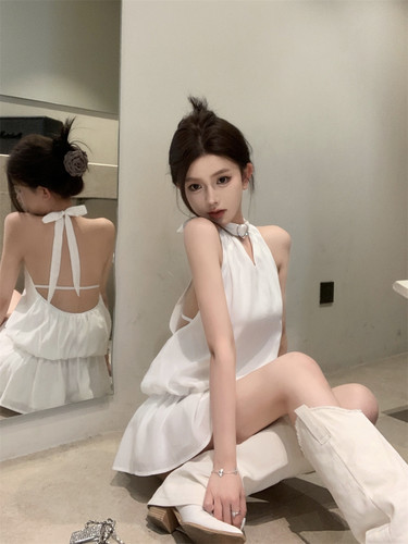 蝴蝶结镂空美背挂脖连衣裙女夏季性感纯欲白色气质收腰a字短裙子
