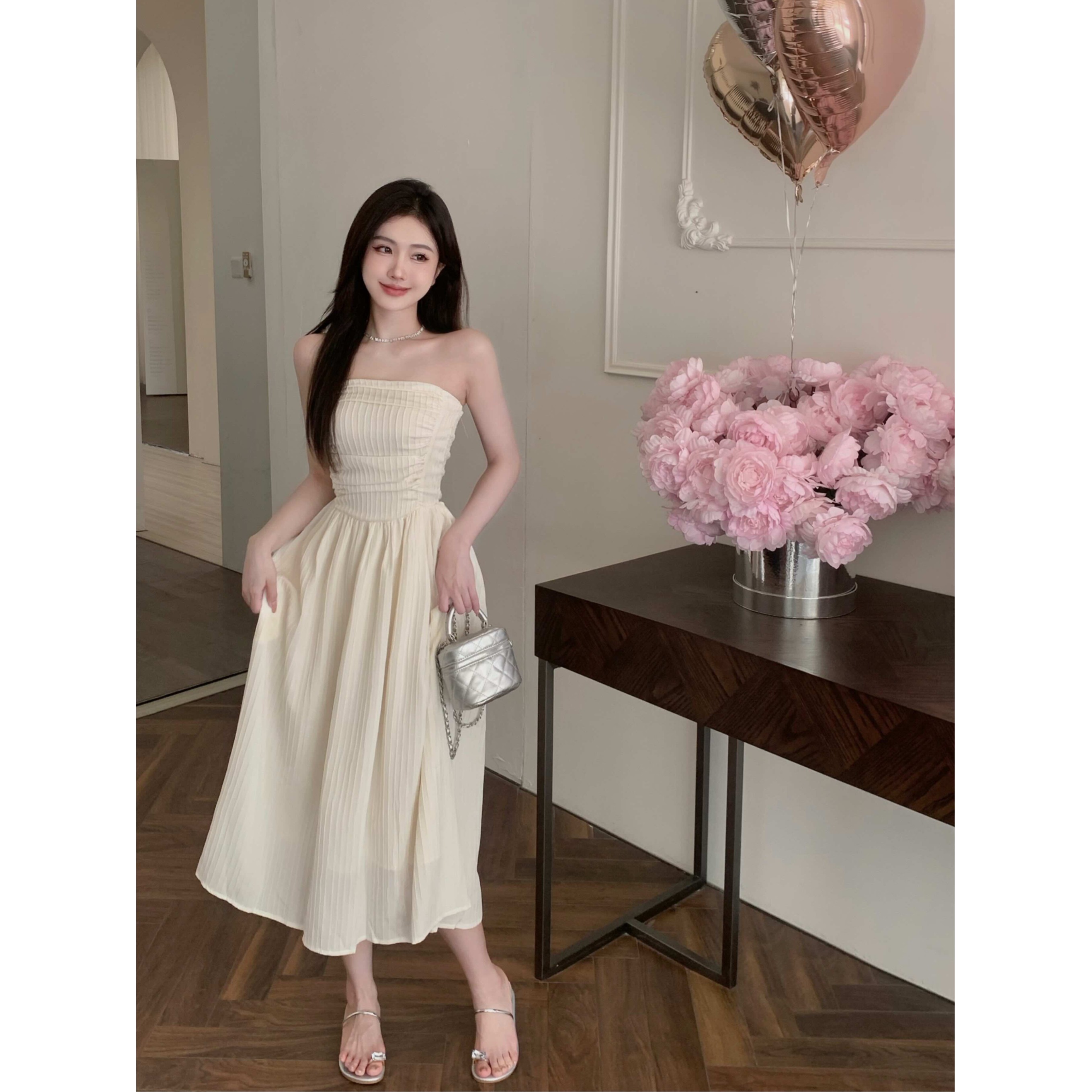 高级感抹胸连衣裙女夏季新款温柔法式小众收腰显瘦中长款气质裙子