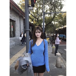 克莱因蓝V领麻花长袖套头毛衣女秋冬气质高级感修身显瘦针织上衣