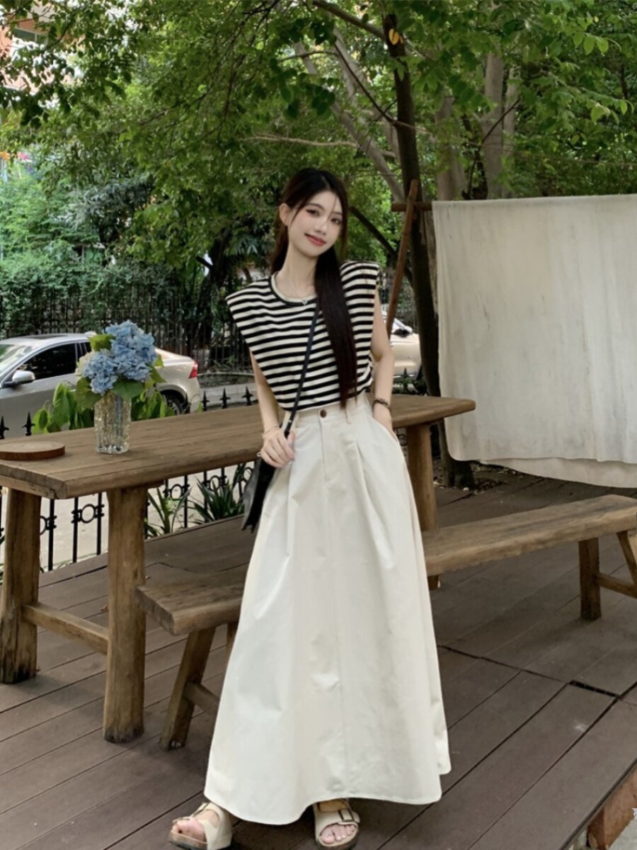 여성을위한 여름 신작 라운드 넥 한국 스타일 스트라이프 캐주얼 민소매 티셔츠 + 슬림 하이 웨이스트 하프 길이 스커트 패션 정장 트렌드