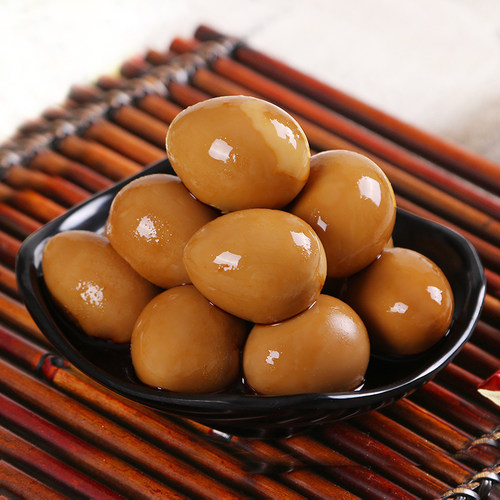 五香整箱泡面搭档盐焗鹌鹑蛋