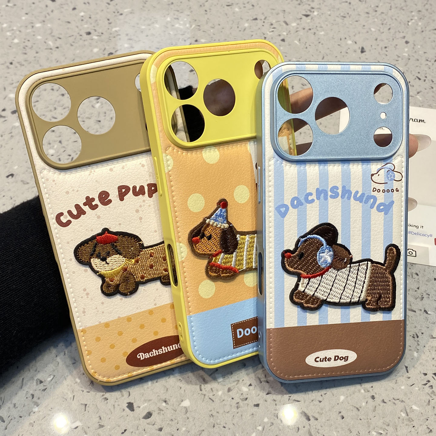 秋冬可爱拼接刺绣腊肠狗适用于苹果15手机壳iphone14保护套13全包新款17promax情侣16pro不撞款max个性手机套