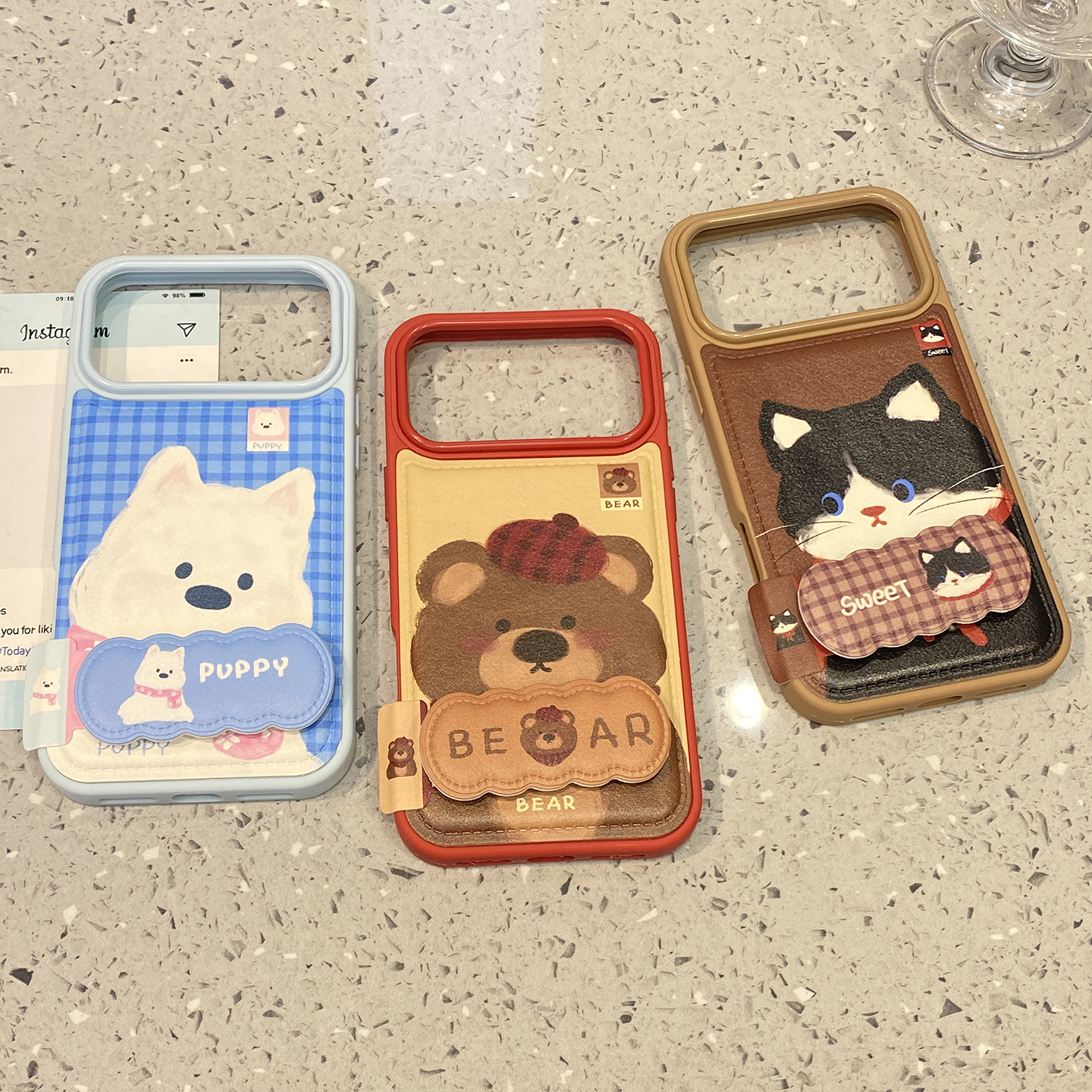 趣味可爱西高地小熊黑猫适用于苹果17pro手机壳iphone16保护套14折叠支架13皮质新款15promax高级感max手机套