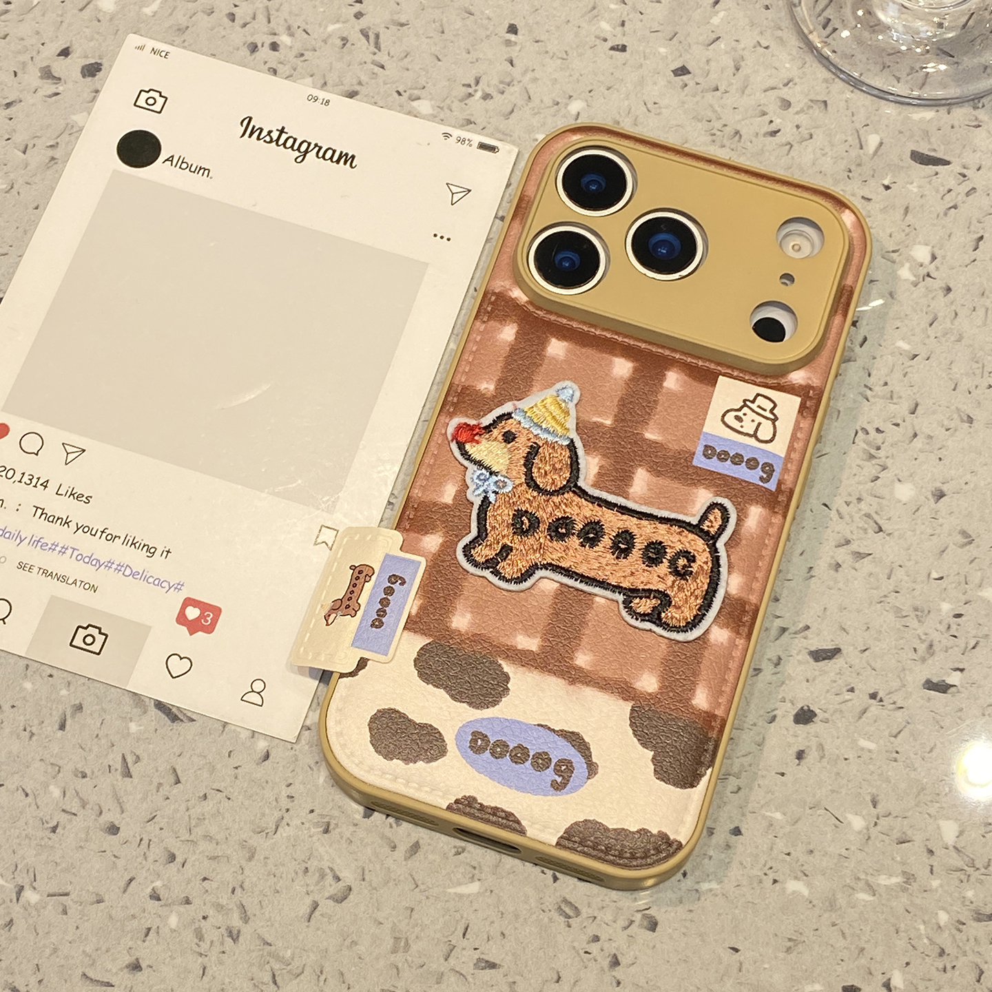 可爱秋冬复古格纹刺绣腊肠狗适用于苹果15手机壳iphone14保护套13新款17promax全包16pro小众max高级感手机套