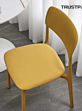 北欧简约塑料椅子家用餐椅成人休闲创意书桌椅懒人靠背凳子网红