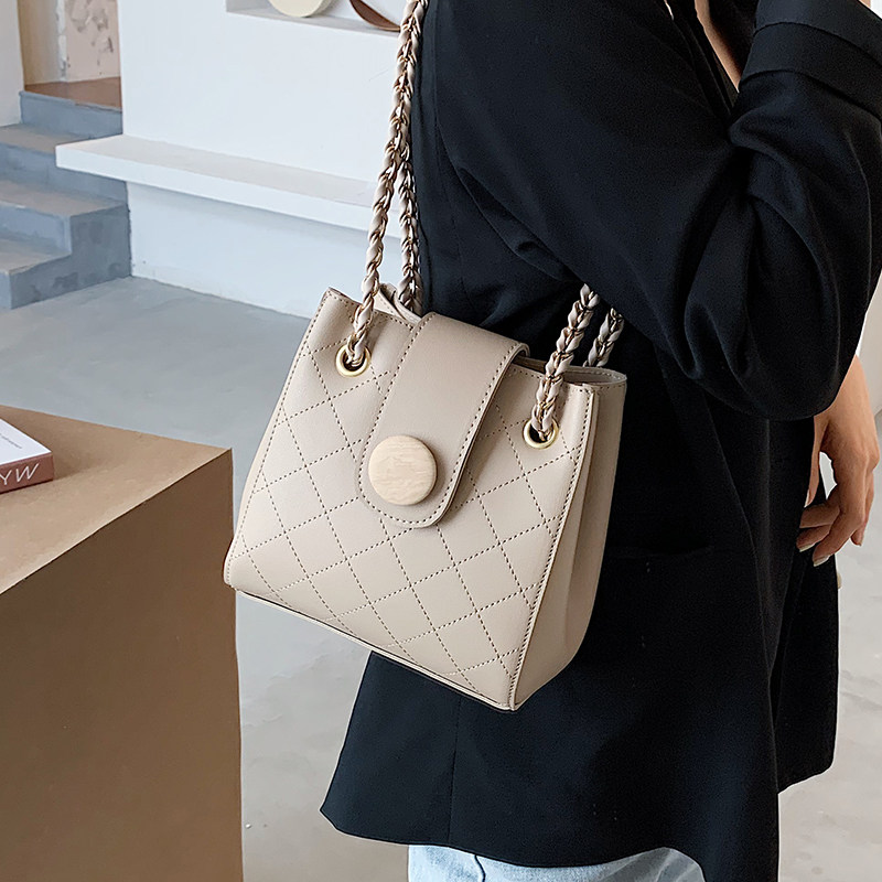 小ck旗舰店官网大容量水桶包包女包2020秋冬新款潮百搭菱格斜挎包