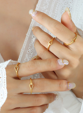 小巧精致素圈百搭细致镂空爱心戒指钛钢镀18K金指环闺蜜同款戒指