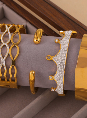 法式复古气质镂空镶钻钛钢手镯女