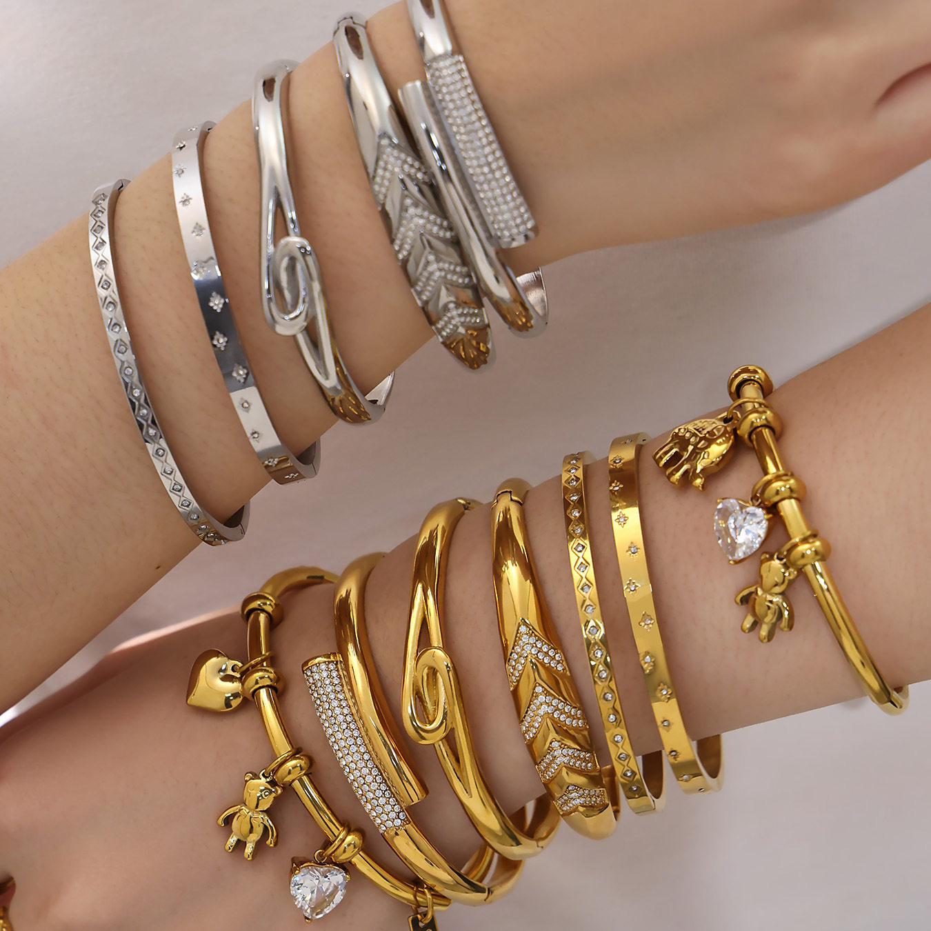 钛钢镀18K金几何形镶锆石系列卡扣手镯小熊爱心钻石女时尚手环