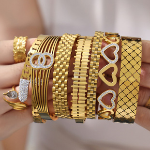 欧美热卖钛钢几何图案镶锆石手镯镀18k金卡扣手环时尚百搭手饰女