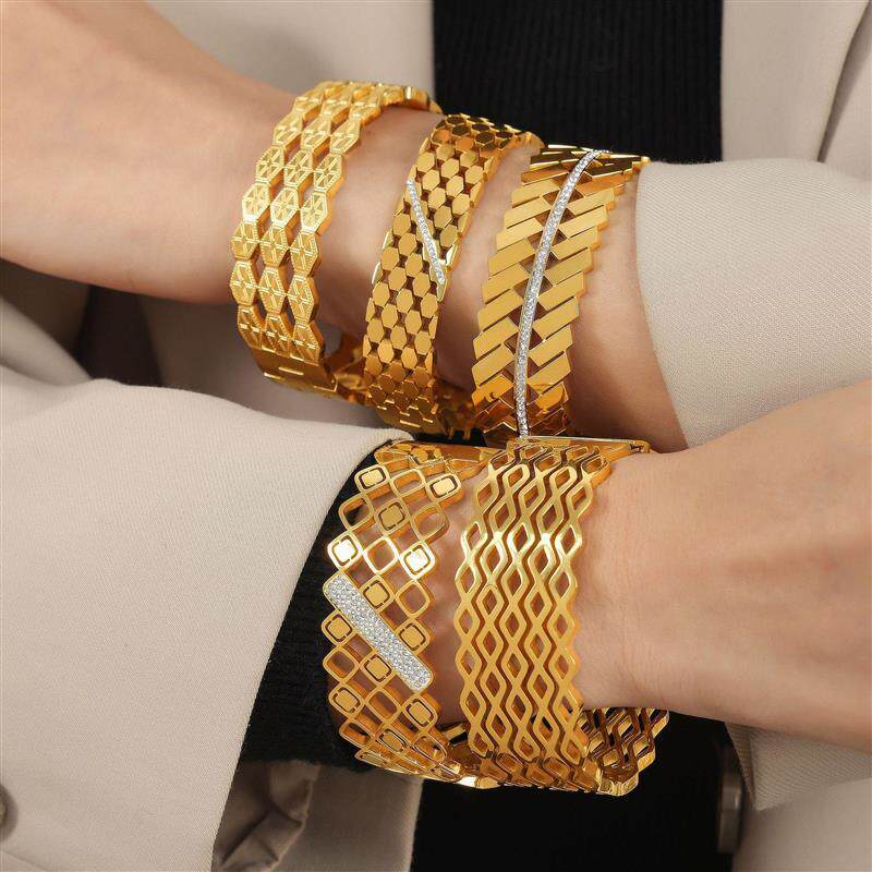 港风潮酷个性简约饰品几何镂空镶钻设计感多层叠戴风钛钢镀金手镯