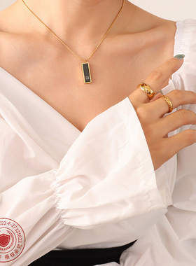 欧美黑色亚克力短款极简小吊牌项链女 钛钢镀金材质高级感锁骨链