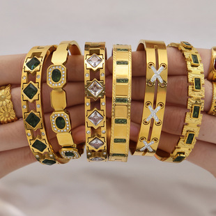 钛钢满钻锆石卡扣手镯 镀18k金祖母绿多色几何个性奢华气质手镯女