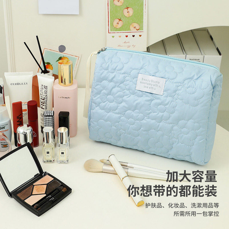 奶油色绗缝云朵化妆包高