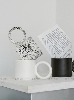 北欧休闲ins环形把手陶瓷杯克莱因蓝黑白喷墨样板房马克杯咖啡杯