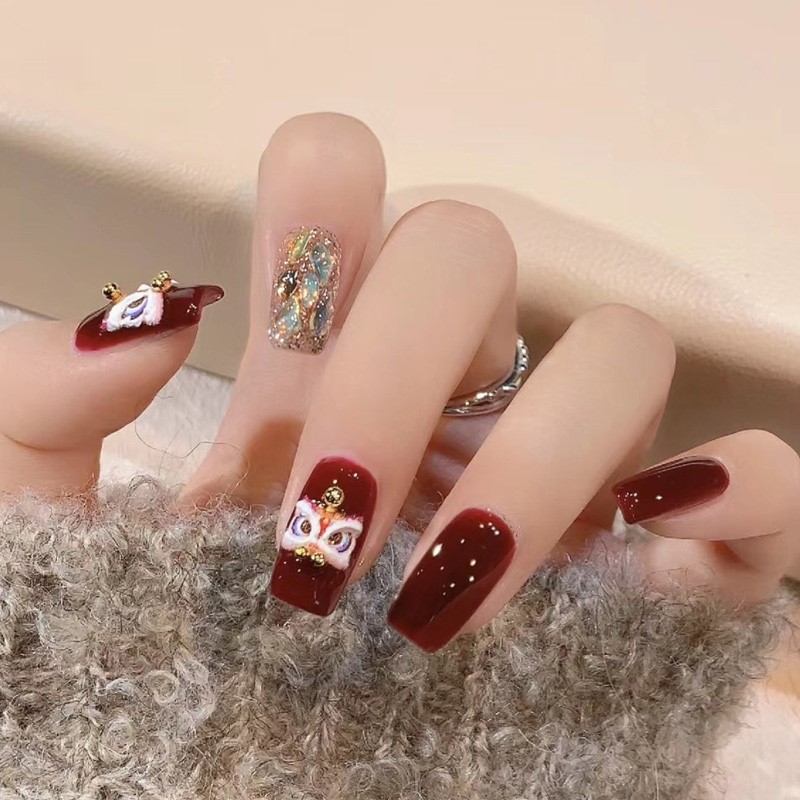 2025年纯手工穿戴甲龙年醒狮美甲贴新娘红色复古国风新年战甲短款