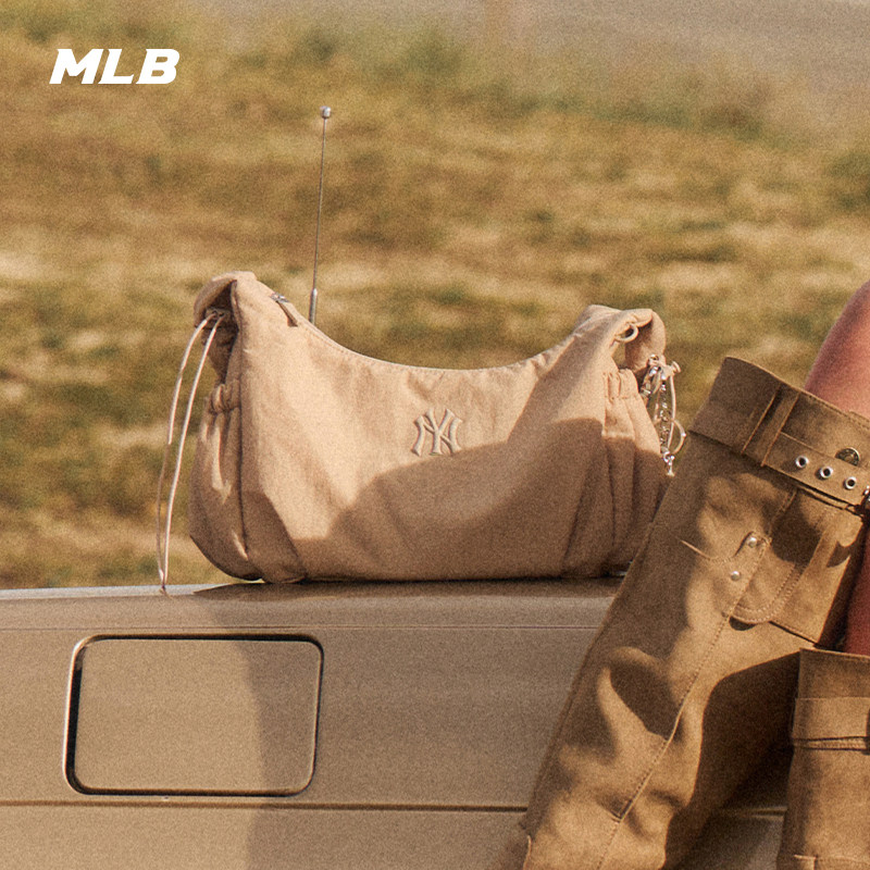 MLB官方云朵包轻便通勤腋下包图片