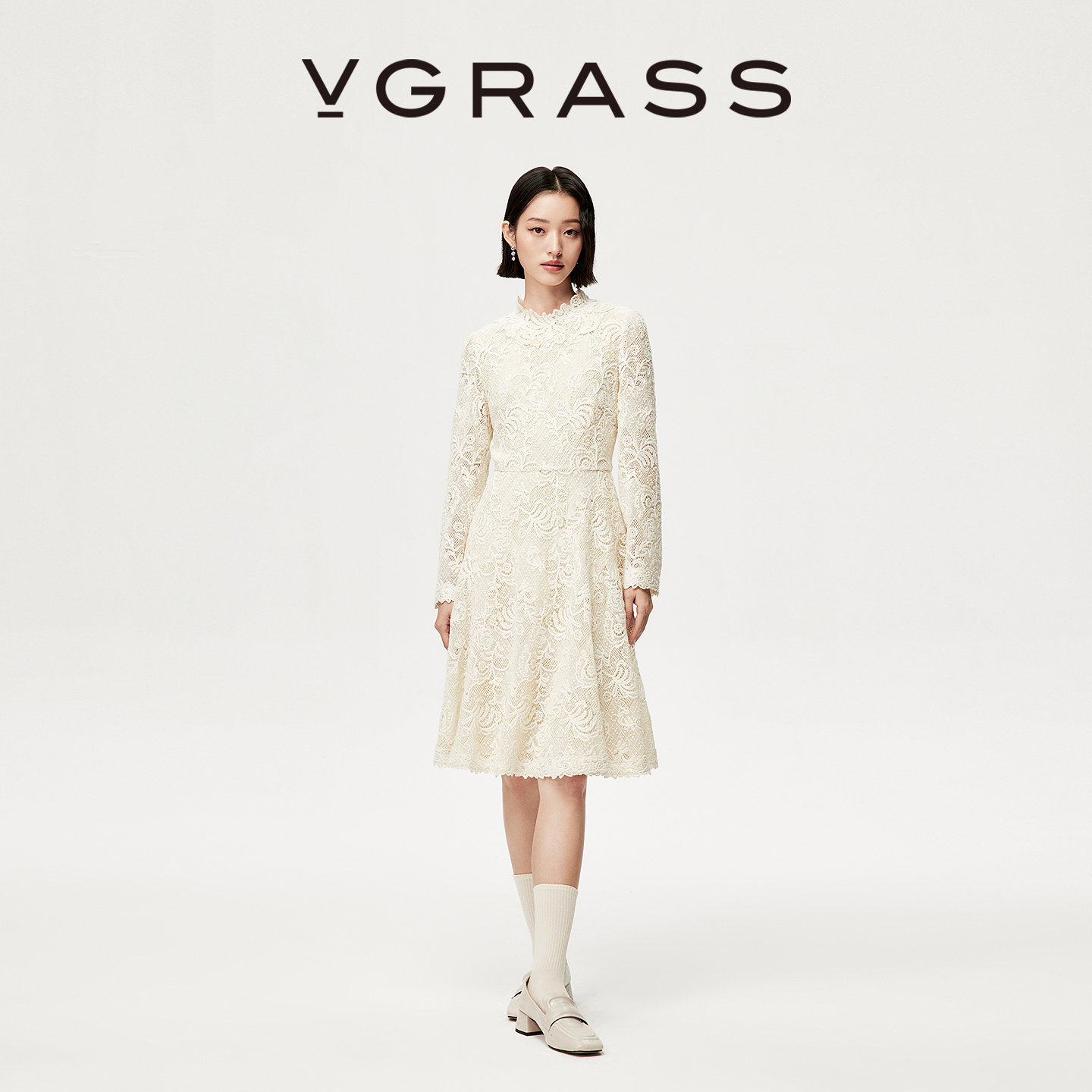 VGRASS维格娜丝25冬新款绣花蕾丝感优雅斜摆小高领连衣裙中长款女