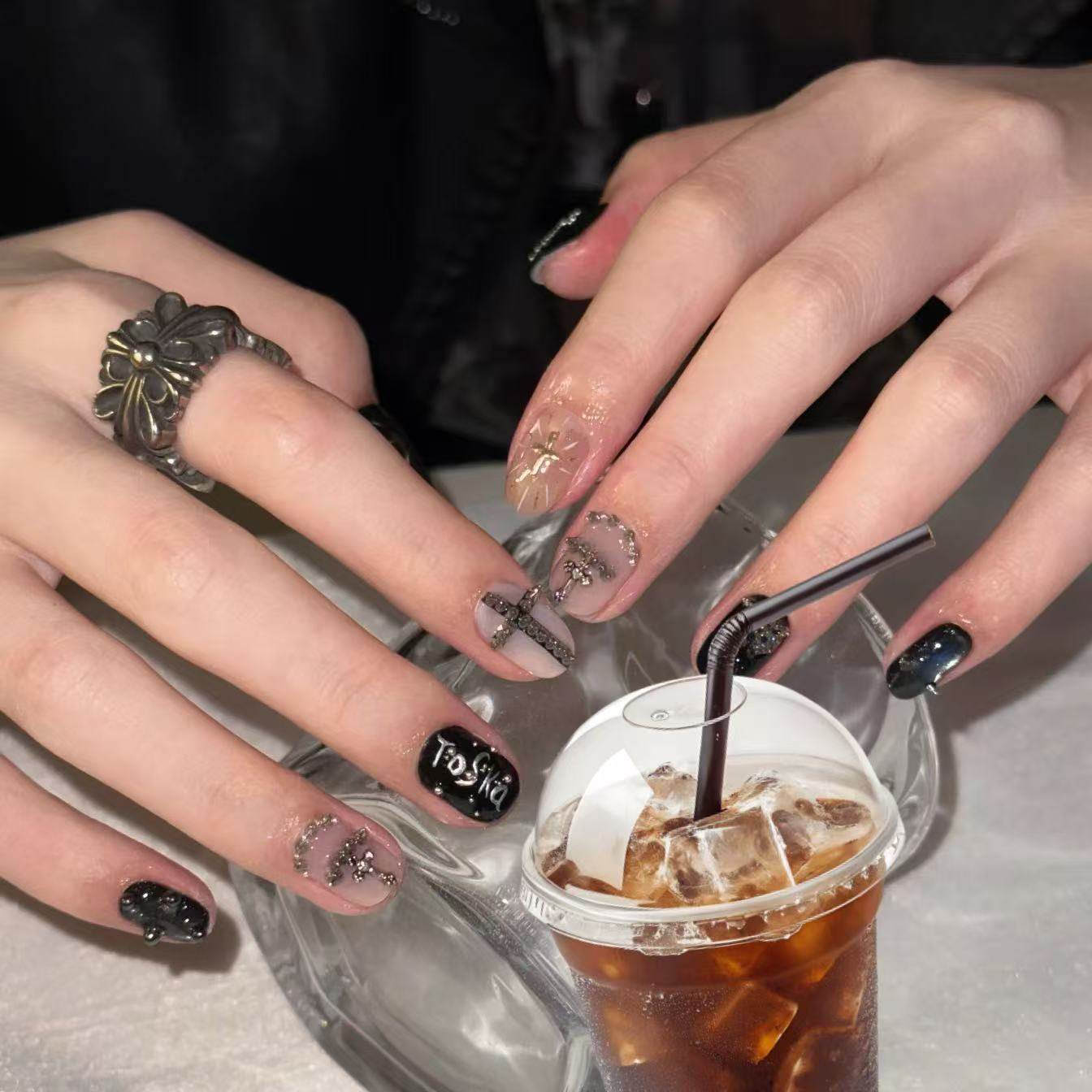 【暗金念珠】复古暗黑风十字元素棕调铆钉念珠神秘氛围感美甲贴片,彩妆/香水/美妆工具,穿戴甲/甲片,淘宝优惠券,粉丝福利购,淘宝优惠卷