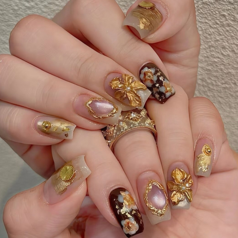 富贵花金属感雕花茶棕鎏金美甲