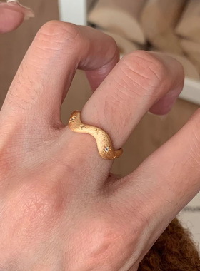 复古金色拉丝波浪戒指女轻奢高级感微镶星芒指环小众设计感食指戒