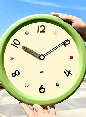 奶油风挂钟2025免打孔客厅挂墙绿色创意静音时钟钟表挂表大气装饰