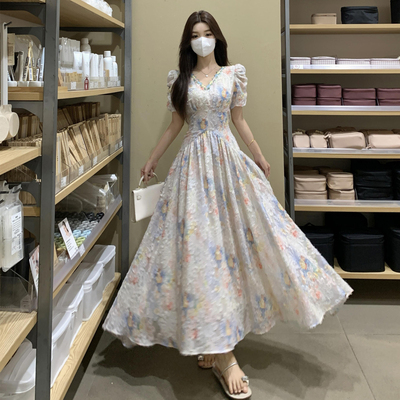 今年流行的漂亮裙子女夏季穿搭高级感法式气质海边度假碎花连衣裙