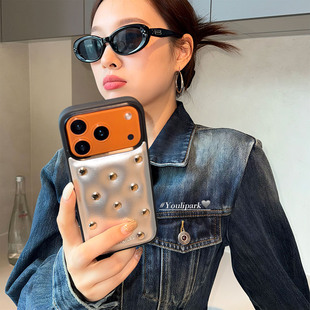 由里公园ins秋冬时髦皮质铆钉爱心挂绳17适用17pro苹果17ProMax手机壳iPhone16全包14新款 16Promax保护套13女